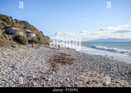 Verlassenen Bunker an der Küste in der Nähe von Borsh, Saranda, Albanien Stockfoto