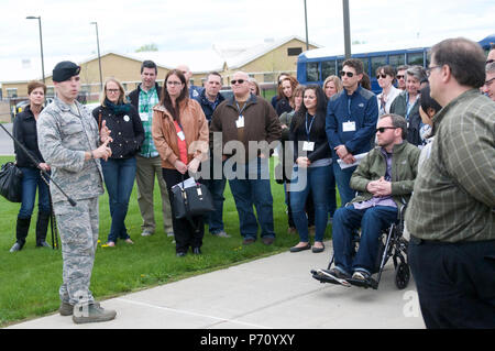New York Air National Guard Master Sgt. Takeya Williams, ein Mitglied der 174 Angriff Wing, führen eine Basis Tour für 56 Führung mehr Syrakus Klassenkameraden am 10. Mai 2017, am Hancock Field Air National Guard Base in Syracuse NY Führung mehr Syrakus, eine Führung, die Entwicklung von Fähigkeiten, die Teilnehmer über die Möglichkeiten des 274 Air Support Operations Squadron und der Force Training Loslösung gelernt. Stockfoto