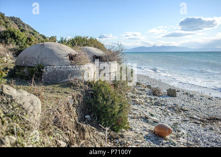 Verlassenen Bunker an der Küste in der Nähe von Borsh, Saranda, Albanien Stockfoto