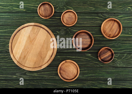 Blick von oben auf die verschiedenen Arten von Holz- runde Schneidbretter auf Tisch Stockfoto