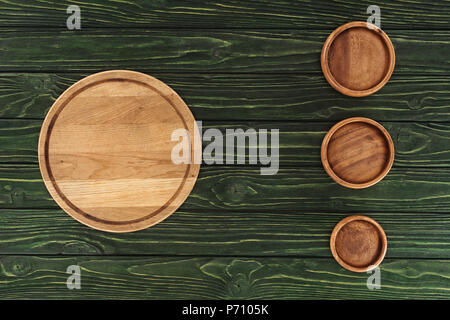 Blick von oben auf die verschiedenen Arten von Holz- runde Schneidbretter auf Tisch Stockfoto