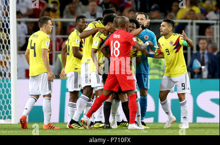 Tempers flare wie Kolumbien Spieler Markieren Geiger Entscheidungen während der FIFA WM 2018, rund 16 Gleiches an Spartak Stadium, Moskau Frage. Stockfoto