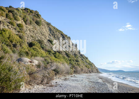 Verlassenen Bunker an der Küste in der Nähe von Borsh, Saranda, Albanien Stockfoto