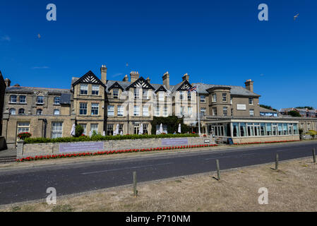 Der Wentworth Hotel und Restaurant, Aldeburgh, Suffolk, Großbritannien. Das Landhaus Hotel am Meer. Blue Sky Sommertag. Stockfoto