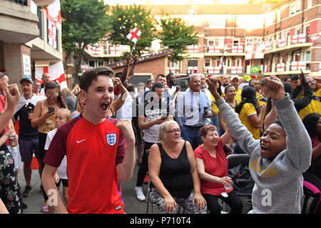 England Fans feiern geradeaus, nach einer Strafe von Harry Kane während der WM-Spiel zwischen England und Kolumbien auf der Kirby Immobilien in Bermondsey, South London. Stockfoto