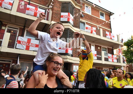 England Fans feiern geradeaus, nach einer Strafe von Harry Kane während der WM-Spiel zwischen England und Kolumbien auf der Kirby Immobilien in Bermondsey, South London. Stockfoto