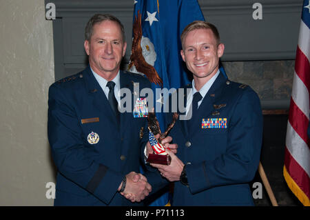 Maxwell AFB, Ala-US Air Force General David L. Goldfein präsentiert die Sekretärin 2017 der Air Force Leadership Award an Kapitän Steven D. Lauver am 10. Mai 2017. Lauver war Der SECAF Award Gewinner von Squadron Officer der Hochschule. (US Air Force Stockfoto