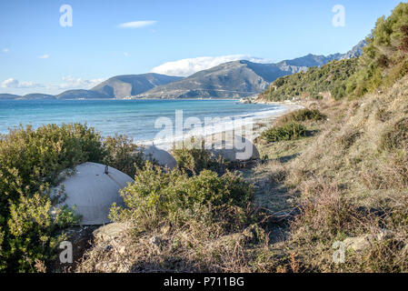 Verlassenen Bunker an der Küste in der Nähe von Borsh, Saranda, Albanien Stockfoto