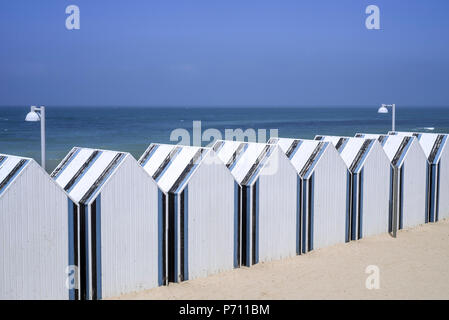 Reihe der eingerichtete Kabinen am Strand Badeort Yport entlang der Nordseeküste, Normandie, Seine-Maritime, Côte d'Albâtre, Frankreich Stockfoto