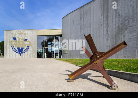 Czech hedgehog at Overlord Museum near Omaha Beach about WW2 Allied landing during D-Day, Colleville-sur-Mer, Normandy, France Stockfoto