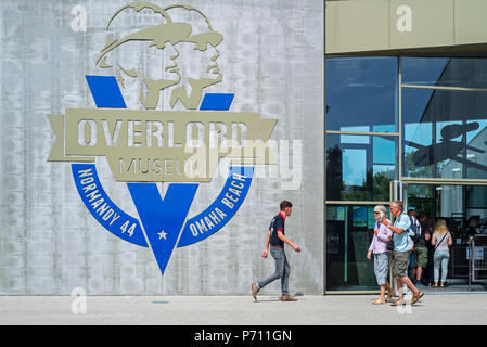 Touristen am Eingang von "Overlord Museum in der Nähe von Omaha Beach über WW2 alliierte Landung während des D-Day, Colleville-sur-Mer, Normandie, Frankreich Stockfoto