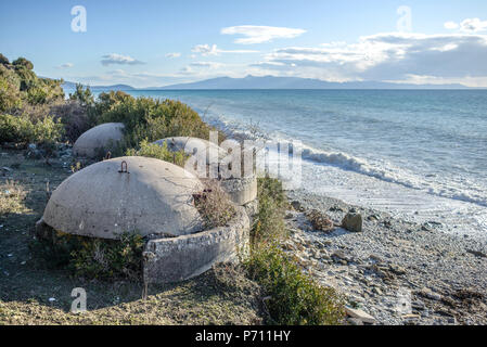 Verlassenen Bunker an der Küste in der Nähe von Borsh, Saranda, Albanien Stockfoto