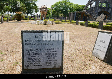 Eine Marmortafel steht außerhalb der Pazifischen Kriegerdenkmal auf der Insel Corregidor zum Gedenken an den asiatischen Flotte im Zweiten Weltkrieg als Mai 10, 2017 gesehen. Leutnant James Crotty war der einzige Küste Scots Guards in der Flotte dienen, zunächst mit dem In-Shoer Patrol Division, dann USS Wachtel (PM-15) die Navy Minesweeper und schließlich mit der 4. Marine Regiment an Ft. Mühlen. Stockfoto