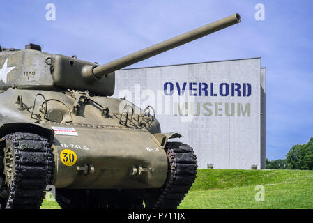 Amerikanische M4 Sherman Panzer bei der Overlord Museum in der Nähe von Omaha Beach über WW2 alliierte Landung während des D-Day, Colleville-sur-Mer, Normandie, Frankreich Stockfoto