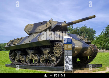 Amerikanische M10 Tank destroyer bei der Overlord Museum in der Nähe von Omaha Beach über WW2 alliierte Landung während des D-Day, Colleville-sur-Mer, Normandie, Frankreich Stockfoto