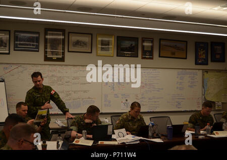 Us Marine Studenten, internationale Amtsträger, Schwester-Offiziere und Soldaten aus 352 der US-Armee Finden zivilen Angelegenheiten Befehl verhalten Planung für den Betrieb tiefe Hafen an der US Marine Corps' Schule von Advanced Warfighting, 9. Mai 2017, in der Marine Corps Base Quantico, Virginia. Tiefe Hafen ist der endgültigen Planung Übung in den Lehrplan der Schule. Stockfoto