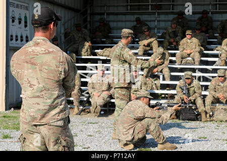 Staff Sgt. Daniel Sugimoto, ein Ausbilder mit der US-Armee Treffsicherheit (USAMU), beobachtet die Auszubildenden eine TREFFSICHERHEIT Klasse zu anderen Auszubildenden. Soldaten aus dem USAMU mehr als 50 Unteroffiziere in die 3.Kavallerie Regiments, Mai 1-19, geschult, wie sie grundlegende Rifle marksmanship Kurse für Army Reserve Officer Training Corps (ROTC) Kadetten, in der Vorbereitung für den Kadett Sommer Training in Fort Knox, Kentucky, wo über 13.000 Kadetten ausgebildet wurden. Stockfoto