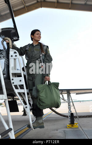 Senior Airman Danielle Langland nahm einen Anreiz, Flug in einem T-38 Talon Training Jet auf Whiteman Air Force Base, Calif Langland gegeben wurde der Anreiz, Flug nach genannt werden den 442 d des Jagdgeschwaders Flieger des Jahres. Stockfoto