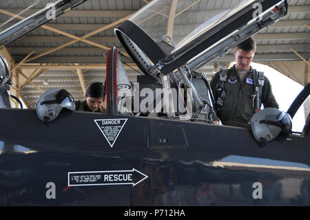 Senior Airman Danielle Langland nahm einen Anreiz, Flug in einem T-38 Talon Training Jet auf Whiteman Air Force Base, Calif Langland gegeben wurde der Anreiz, Flug nach genannt werden den 442 d des Jagdgeschwaders Flieger des Jahres. Stockfoto