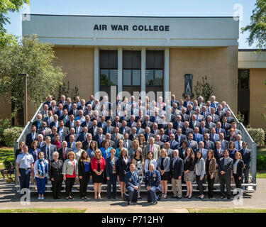 Maxwell AFB, AL - Nationale Sicherheit Forum Teilnehmer posieren für ein Gruppenfoto mit Lt Gen Steven Kwast, Commander und der Präsident der Universität, Brigadegeneral Christopher Coffelt, Kommandeur der SPAATZ Zentrum außerhalb des Air War College Dienstag Morgen 9. Mai 2017. Die National Security Forum besteht aus verschiedenen gemeinschaftlichen und Führungskräfte über den Vereinigten Staaten, die eingeladen werden, verschiedene Welt Fragen und Themen mit militärischen Mitgliedern zu diskutieren. In diesem Jahr ist der 64. Nationale Sicherheit Forum, das ist eine jährliche Veranstaltung am Air War College statt Stockfoto