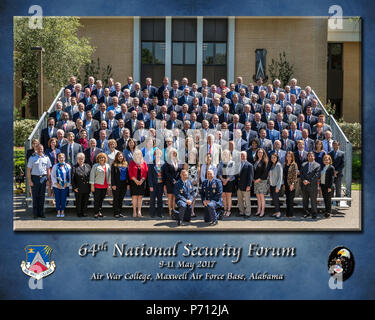 Maxwell AFB, AL - Nationale Sicherheit Forum Teilnehmer posieren für ein Gruppenfoto mit Lt Gen Steven Kwast, Commander und der Präsident der Universität, Brigadegeneral Christopher Coffelt, Kommandeur der SPAATZ Zentrum außerhalb des Air War College Dienstag Morgen 9. Mai 2017. Die National Security Forum besteht aus verschiedenen gemeinschaftlichen und Führungskräfte über den Vereinigten Staaten, die eingeladen werden, verschiedene Welt Fragen und Themen mit militärischen Mitgliedern zu diskutieren. In diesem Jahr ist der 64. Nationale Sicherheit Forum, das ist eine jährliche Veranstaltung am Air War College statt Stockfoto