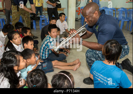 DA Nang, Vietnam (11. Mai 2017) Musiker 1. Klasse Vince Moody der USA 7 Flotte Band, Far East Edition, spielt Trompete mit lokalen Kinder im Zentrum für Agent Orange Opfer Zweig 3 Hoà Nhơn Gemeinde während der Pacific Partnership 2017 Da Nang Mai 11. Pacific Partnership ist die größte jährliche multilaterale humanitäre Hilfe und Katastrophenhilfe Abwehrbereitschaft mission in der Indo-Asia durchgeführt - Pazifik und zielt darauf ab, regionale Koordination in Bereichen wie medizinische Bereitschaft und Vorsorge für synthetische und natürliche Katastrophen zu verbessern. Stockfoto