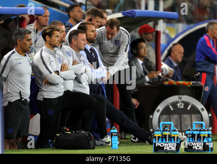 England Manager Gareth Southgate (Mitte) sieht von der teamgrab während der FIFA WM 2018, rund 16 Gleiches an Spartak Stadium, Moskau. Stockfoto