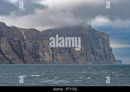 Auftauchende Klippen an der Küste Fjord in Sam Ford Fjord auf Baffin Island in Nunavut, Kanada Stockfoto