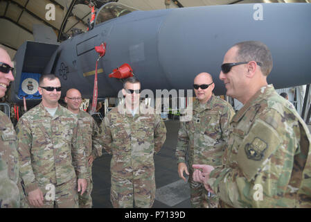 Us Air Force Generalleutnant Lee Levy, Kommandant der Luftwaffe Sustainment Center, trifft sich mit Fliegern aus dem 332 Expeditionary Maintenance Squadron, 11. Mai 2017, in Südwestasien. Mission der Air Force Sustainment Center ist Weapon System Bereitschaft zu generieren Airpower für Amerika zu unterstützen. Stockfoto