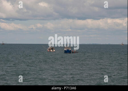 Das kleine Boot, Crew der Coast Guard Cutter Eiche, eine 225-Fuß-Boje Ausschreibung, kommt entlang der Seite des Fischereifahrzeugs Jupiter, Donnerstag, 11. Mai 2017, nördlich von Hyannis, Massachusetts. Der Kapitän der Jupiter meldete einen Brand im Maschinenraum. (US-Küstenwache Stockfoto