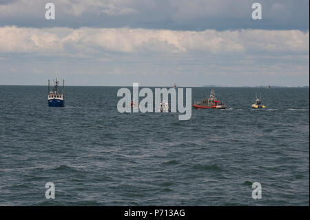 Das kleine Boot, Crew der Coast Guard Cutter Eiche, eine 225-Fuß-Boje Ausschreibung, unterstützt das Fischereifahrzeug Jupiter, Donnerstag, 11. Mai 2017, nördlich von Hyannis, Massachusetts. Der Kapitän der Jupiter meldete einen Brand im Maschinenraum. (US-Küstenwache Stockfoto