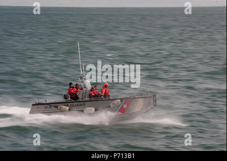 Das kleine Boot, Crew der Coast Guard Cutter Eiche, eine 225-Fuß-Ausschreibung Boje, kehrt in das Werkzeug nach der Unterstützung des Fischereifahrzeugs Jupiter, Donnerstag, 11. Mai 2017, nördlich von Hyannis, Massachusetts. Der Kapitän der Jupiter meldete einen Brand im Maschinenraum. (US-Küstenwache Stockfoto