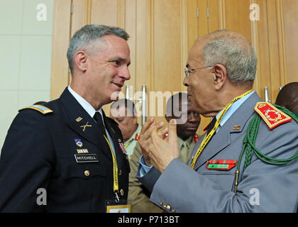 Oberstleutnant Tim Mitchell, einem ausländischen Bereich Offizier an der National Defense University, und Generalleutnant Mohammed Zeggaoui, Generalinspekteur der Rüstung für Marokko, während afrikanische Land Kräfte Gipfel, in Lilongwe, Malawi, 11. Mai 2017 zu sozialisieren. Koester ist eine jährliche, einwöchigen Seminar in dem Land Kraft Leiter aus ganz Afrika für offenen Dialog zu diskutieren und kooperative Lösungen für regionale und überregionale Herausforderungen und Bedrohungen entwickeln. Stockfoto