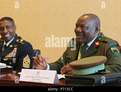 Sgt. Maj. der Armee Patson Mwanakanje, Senior noncommissioned Officer der Republik Sambia Armee, teilt seine Ansichten von NCO Verantwortlichkeiten mit hochrangigen Militärs aus neun Ländern auf dem afrikanischen Kontinent und US-Kollegen während der ersten afrikanischen Land Kräfte Gipfel Senior Programm eingetragen, in Lilongwe, Malawi, 11. Mai 2017 trug. Koester ist eine jährliche, einwöchigen Seminar in dem Land Kraft Leiter aus ganz Afrika für offenen Dialog zu diskutieren und kooperative Lösungen für regionale und überregionale Herausforderungen und Bedrohungen entwickeln. Stockfoto