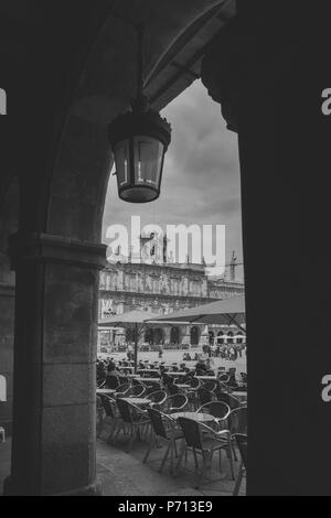 Salamanca, Spanien - 12. Juni 2018: Eingang zum berühmten und historischen Plaza Mayor in Salamanca, Castilla y Leon, Spanien - UNESCO-Welterbe Torbogen Stockfoto