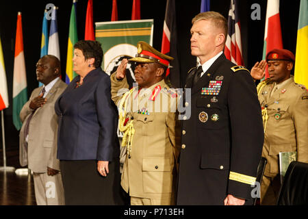 Vincent Ghambi, Stellvertretender Minister für Verteidigung für Malawi, Virginia Palmer, amerikanischer Botschafter in Malawi, Gen. Griffin Löffel Phiri, Malawi Leiter der Verteidigung, und Generalmajor Joseph S. Harrington, Kommandeur der US-Armee Afrika, stehen für nationale Malawis Hymne bei der Abschlussfeier der Afrikanischen Land Kräfte Gipfel 2017, in Lilongwe, Malawi, 11. Mai 2017. Koester ist eine jährliche, einwöchigen Seminar in dem Land Kraft Leiter aus ganz Afrika für offenen Dialog zu diskutieren und kooperative Lösungen für regionale und überregionale Herausforderungen und Bedrohungen entwickeln. Stockfoto