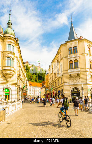 Blick von der Plaza Presernov über drei Brücken zur Burg von Ljubljana, Ljubljana, Slowenien, Europa Stockfoto