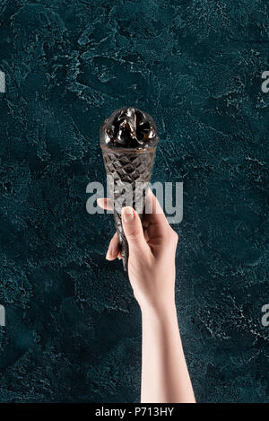 Zugeschnittenes Bild der Frau mit Black Ice Cream cone Stockfoto