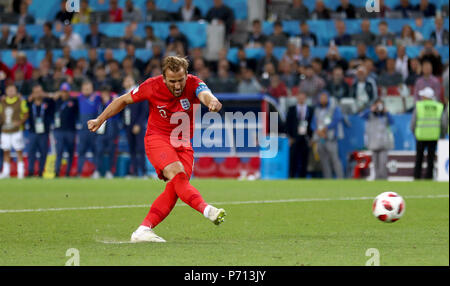 England's Harry Kane Kerben seine Seiten erste Strafe im Elfmeterschiessen während der FIFA WM 2018, rund 16 Gleiches an Spartak Stadium, Moskau. Stockfoto