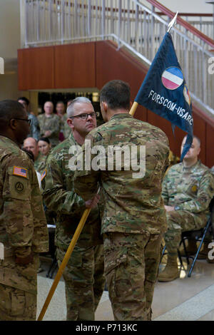 Generalmajor Jeffrey Engle gibt die Kräfte Spezialoperationen. Armee Reserve Command Headquarters und Headquarters Company Guide-an Oberstleutnant Brian Hoffman, der FORSCOM-USARC spezielle Truppen Bataillonskommandeur. Major Engle, der Befehl am 4. März 2016, übernahm verzichtet auf seinen Posten als Kompaniechef für HHC, FORSCOM-USARC, in einer Zeremonie am FORSCOM-USARC Sitz, Fort Bragg, N.C statt Stockfoto