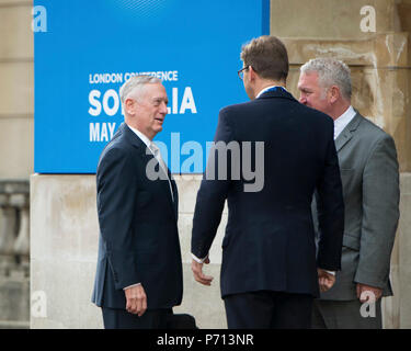 Verteidigungsminister Jim Mattis ist von Mark Sedwill, der Nationalen Sicherheitsberaterin für das Vereinigte Königreich begrüßt, als er an der London Somalia Konferenz Mai 11, 2017 kommt, im Lancaster House in London. (DOD Stockfoto