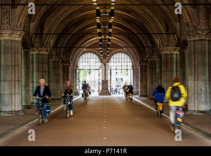 Radweg unter dem Rijksmuseum am Museumplein, Amsterdam, Nordholland, Niederlande, Europa Stockfoto