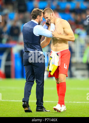 England Manager Gareth Southgate (links) feiert mit England's Eric Dier nach Er zählt die gewinnende Strafe von der Elfmeter schießen während der FIFA WM 2018, rund 16 Gleiches an Spartak Stadium, Moskau. Stockfoto