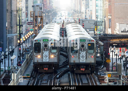 Zwei Chicago CTA L Züge in der Nähe von Adams und Wabash Station im Loop, Chicago, Illinois, Vereinigte Staaten von Amerika, Nordamerika Stockfoto