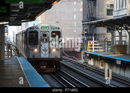 Green Line Chicago CTA L-Zug von Harlem in Richtung Norden am Adams und Wabash Station, Chicago, Illinois, Vereinigte Staaten von Amerika, Nordamerika Stockfoto