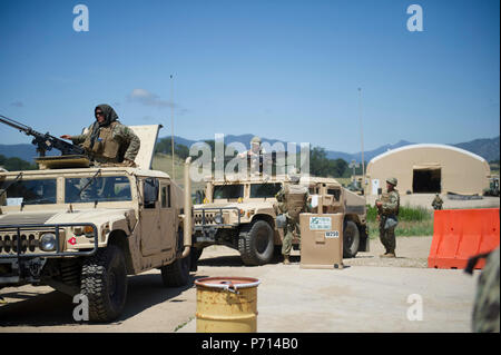 FORT HUNTER LIGGETT, Calif. (11. Mai 2017) - seabees, zugeordnet zu den Naval Mobile Konstruktion Bataillon (NMCB) 4, Vorbereitung auf einen Konvoi Mission während NMCB 4's Field Training Übung (Ftx). Die Ftx bereitet und Tests, die Fähigkeit des Bataillon feindliche Standorte einzugeben, zugewiesenen Bauvorhaben bauen und verteidigen gegen feindliche Angriffe mit realistischen Szenarien, während Sie von Naval Construction Group 1 ausgewertet wird. Stockfoto