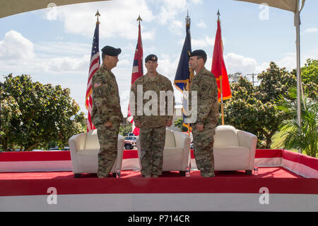 CAMP CHRISTOPHER SMITH, Hawaii (11. Mai 2017) - Generalmajor Bryan S. Fenton, Commander, Special Operations Command, Pazifik, den Vorsitz über die älteren Soldaten Advisor Wechsel der Verantwortung Zeremonie zwischen Command Sergeant Majors Joaquin S. Cruz und Shane W. kürzer, 11. Mai 2017. Stockfoto