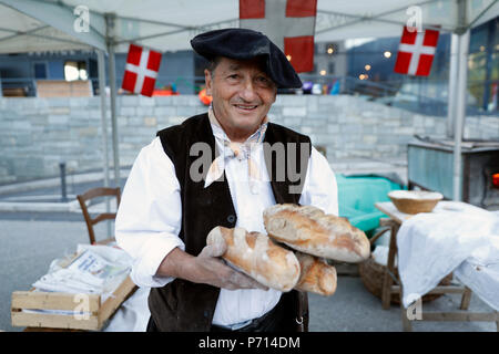 Bäcker mit Artisan Brot, die Landwirtschaft fair (Comice Agricole) von Saint-Gervais-les-Bains, Haute Savoie, Frankreich, Europa Stockfoto