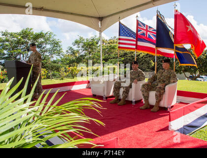 CAMP H.M SMITH, Hawaii (11. Mai 2017) - Generalmajor Bryan S. Fenton, Commander, Special Operations Command, Pazifik, spricht während des SOCPAC Verantwortung Zeremonie, 11. Mai 2017. Command Sgt. Maj. Shane W. kürzer (Mitte) übernahm die Aufgaben als Senior Leader Eingetragen von Command Sgt. Maj. Joaquin S. Cruz. Stockfoto