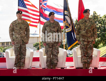 CAMP CHRISTOPHER SMITH, Hawaii (11. Mai 2017) - Generalmajor Bryan S. Fenton, Commander, Special Operations Command, Pacific, Links, und Command Sgt. Maj. Joaquin S. Cruz und Shane W. Kürzere stand während der Wiedergabe des Armed Services Medley am Ende des SOCPAC Senior Advisor ändern Eingetragen von Verantwortung Zeremonie, 11. Mai 2017. Stockfoto